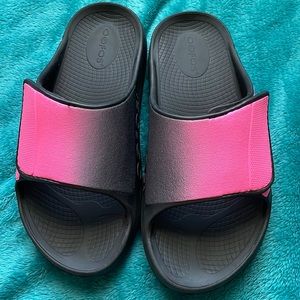 OOFOS Black and Pink Women's Sandals
